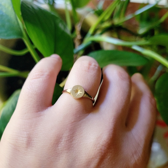 Classic 9ct 9K Solid Gold Dainty Sunburst Star Signet Ring, size 6 - Picture 2 of 9